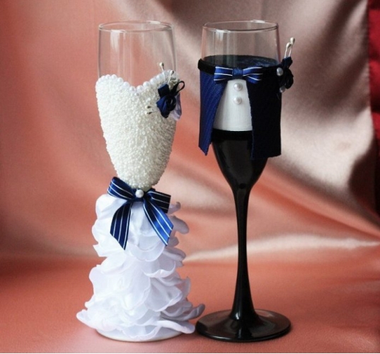 Как необычно украсить свадебные бокалы
